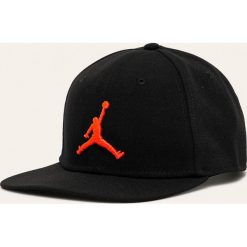 Jordan - Czapka. Czarne czapki damskie Jordan, z aplikacjami, z bawełny. W wyprzedaży za 109,90 zł.