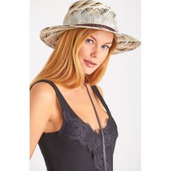 KAPELUSZ Patrizia Pepe. Kapelusze damskie Patrizia Pepe, z aplikacjami, ze skóry, klasyczne. Za 899,00 zł.