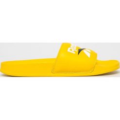 Reebok Classic - Klapki. Żółte klapki damskie Reebok Classic, bez wzorów, ze skóry, bez obcasa, na obcasie. W wyprzedaży za 99,90 zł.