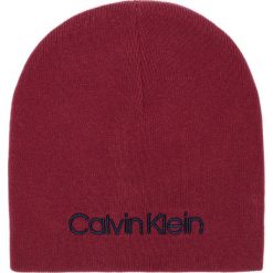 Calvin Klein Classic Czapka Czerwony. Czerwone czapki męskie Calvin Klein, z haftami, z wiskozy. Za 187,95 zł.
