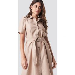 NA-KD Trend Sukienka koszulowa z paskiem - Beige. Brązowe sukienki damskie marki NA-KD Trend, w paski, z podwójnym kołnierzykiem, z krótkim rękawem, krótkie, midi, koszulowe. Za 121,95 zł.