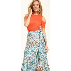 Spódnica długa z falbanami, z przwiewnej tkaniny w nowoczesny wzór. Niebieskie spódniczki damskie na lato, w kolorowe wzory, z tkaniny, eleganckie, długie, maxi. W wyprzedaży za 89,99 zł.