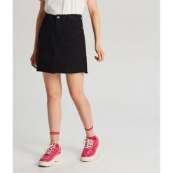 Jeansowa spódnica mini - Czarny. Czarne spódniczki damskie Cropp, s, bez wzorów, z jeansu, mini. Za 79,99 zł.