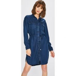 Pepe Jeans - Sukienka Monica. Niebieskie sukienki damskie Pepe Jeans, na co dzień, s, bez wzorów, z jeansu, casualowe, bez kołnierzyka, bez rękawów, mini, proste. W wyprzedaży za 299,90 zł.