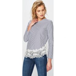 Answear - Bluzka. Bluzki damskie ANSWEAR, s, w koronkowe wzory, z wiskozy, z okrągłym kołnierzem, z długim rękawem. W wyprzedaży za 59,90 zł.