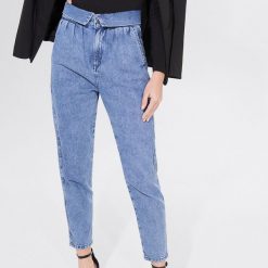Jeansy carrot fit - Niebieski. Niebieskie jeansy damskie Mohito. Za 139,99 zł.