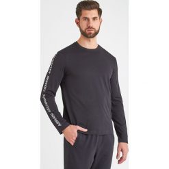 Longsleeve armani exchange. Bluzy męskie Armani Exchange, xl, bez wzorów, bez kołnierzyka, bez rękawów, bez kaptura. W wyprzedaży za 223,20 zł.