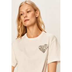 Converse - T-shirt. Białe bluzki damskie Converse, s, z nadrukiem, z bawełny, casualowe, z okrągłym kołnierzem. W wyprzedaży za 89,90 zł.