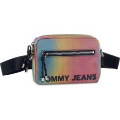 Saszetka nerka TOMMY JEANS - Tjw Item Crossover Rainbow AW0AW07339 0H9. Nerki damskie Tommy Jeans, bez wzorów, z jeansu, bez dodatków. Za 359,00 zł.