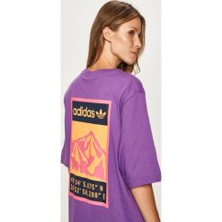 Adidas Originals - T-shirt. Różowe topy damskie adidas Originals, s, z nadrukiem, z elastanu, z okrągłym kołnierzem. Za 119,90 zł.