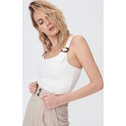 Top z ozdobnymi klamrami - Kremowy. Białe topy damskie Sinsay, s, bez wzorów, bez kołnierzyka. Za 24,99 zł.