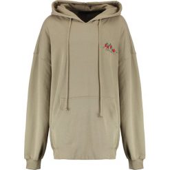 Bluzy męskie: Mennace ROSE MENNACE CHEST Bluza z kapturem military olive