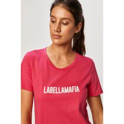 LaBellaMafia - T-shirt. Różowe bluzki damskie LABELLAMAFIA, s, z nadrukiem, z bawełny, casualowe, z okrągłym kołnierzem. Za 99,90 zł.