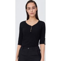Bluzka z zapięciem przy dekolcie ECO AWARE - Czarny. Czarne bluzki damskie Sinsay, s, bez wzorów, bez kołnierzyka, bez rękawów. Za 24,99 zł.