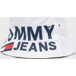 Tommy Jeans - Kapelusz. Białe kapelusze męskie Tommy Jeans, bez wzorów, z bawełny. W wyprzedaży za 139,90 zł.