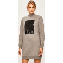 Calvin Klein Jeans - Sukienka. Szare sukienki damskie Calvin Klein Jeans, na co dzień, s, z nadrukiem, z bawełny, casualowe, z okrągłym kołnierzem, z długim rękawem, długie, mini, proste. W wyprzedaży za 429,90 zł.
