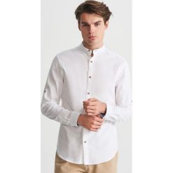 Koszula regular fit ze stójką - Biały. Białe koszule męskie Reserved, xl, bez wzorów, ze stójką, bez rękawów. Za 99,99 zł.