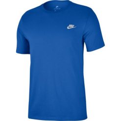 KOSZULKA M NSW TEE CLUB EMBRD FTRA. Niebieskie koszulki męskie marki Nike, m, bez wzorów, z bawełny, bez kołnierzyka. Za 55,99 zł.