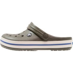 Crocs CROCBAND UNISEX Sandały kąpielowe dark green. Zielone sandały męskie Crocs, z gumy. W wyprzedaży za 143,20 zł.