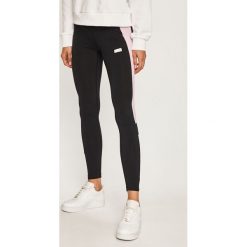 New Balance - Legginsy. Czarne spodnie damskie New Balance, s, z nadrukiem, z poliesteru. W wyprzedaży za 179,90 zł.