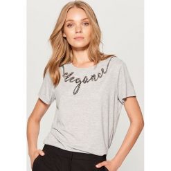 Koszulka z aplikacją z ekologicznych pereł - Szary. Szare t-shirty damskie marki Mohito, l, z aplikacjami. W wyprzedaży za 39,99 zł.