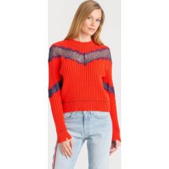 SWETER PINKO Z KORONKĄ. Czerwone swetry damskie Pinko, s, w koronkowe wzory, z bawełny, bez rękawów, bez kaptura. Za 467,50 zł.
