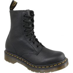 Dr. Martens 1490 Pascal 13512006. Czarne glany damskie Dr. Martens, ze skóry, bez obcasa, bez zapięcia. W wyprzedaży za 549,99 zł.
