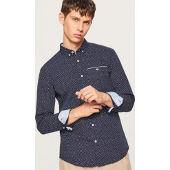 Koszula slim fit w drobny wzór - Granatowy. Niebieskie koszule męskie slim marki KIPSTA, z materiału, młodzieżowe. Za 89,99 zł.