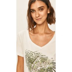 Guess Jeans - T-shirt. Czarne bluzki damskie Guess Jeans, s, z aplikacjami, z bawełny, z okrągłym kołnierzem. W wyprzedaży za 199,90 zł.