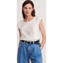 T-shirt z błyszczącym nadrukiem - Kremowy. Białe t-shirty damskie Reserved, s, z nadrukiem, bez kołnierzyka. Za 29,99 zł.