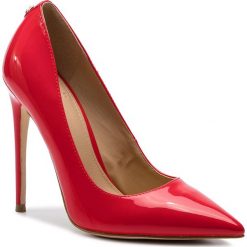 Szpilki GUESS - Felyx2 FL6FLY PAF08 RED. Czerwone półbuty damskie Guess, z aplikacjami, ze skóry ekologicznej, bez obcasa, na obcasie, bez zapięcia. W wyprzedaży za 469,00 zł.