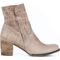 Botki na słupku - skóra naturalna - model 454 - kolor taupe. Szare botki damskie Zapato, na wiosnę, ze skóry, eleganckie, za kostkę, na wysokim obcasie, na obcasie, na zamek. W wyprzedaży za 299,25 zł.