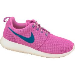 Nike Rosherun Wmns 511882-502. Różowe buty sportowe damskie Nike, bez wzorów, z tkaniny, sportowe, na fitness i siłownię. W wyprzedaży za 199,99 zł.
