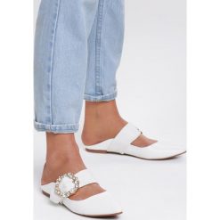 Białe Klapki Jasmine. Białe klapki damskie Renee, w paski, bez obcasa, na płaskiej podeszwie. Za 49,99 zł.
