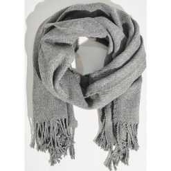 Szalik z frędzlami - Szary. Szare szaliki damskie Sinsay, bez wzorów. Za 19,99 zł.
