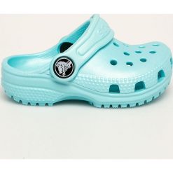 Crocs - Klapki dziecięce. Zielone sandały dziewczęce Crocs, z materiału, bez zapięcia. Za 119,90 zł.