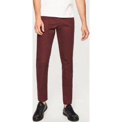 Spodnie regular fit - Bordowy. Czerwone spodnie męskie marki Reserved, m, bez wzorów. Za 99,99 zł.