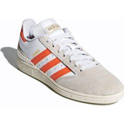 Białe Buty adidas Originals Busenitz Pro M CQ1155. Białe buty sportowe męskie Adidas, ze skóry, na sznurówki, do piłki nożnej. W wyprzedaży za 399,00 zł.