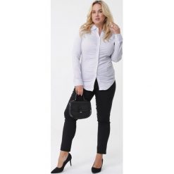 Biała Koszula Corinne. Białe bluzki damskie Born2be, do pracy, xl, bez wzorów, eleganckie, z klasycznym kołnierzykiem, bez rękawów. Za 69,99 zł.