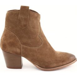 Brązowe Botki damskie zamszowe Anabelle 1466 Camel. Pomarańczowe botki damskie Anabelle, ze skóry, eleganckie, na wysokim obcasie, bez zapięcia. W wyprzedaży za 339,00 zł.