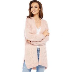Sweter kardigan z splotem ls211. Różowe swetry damskie marki Lemoniade, bez wzorów, ze splotem, bez rękawów, bez kaptura. W wyprzedaży za 129,00 zł.