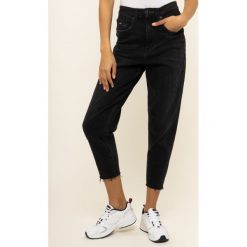 Jeansy Regular Fit TOMMY HILFIGER Mom DW0DW07678. Czarne jeansy damskie TOMMY HILFIGER, bez wzorów, z elastanu. W wyprzedaży za 489,00 zł.