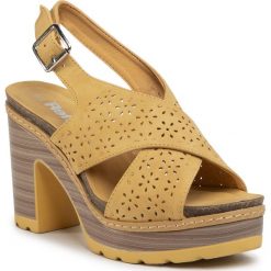 Sandały REFRESH - 69494 Yellow. Żółte klapki damskie Refresh, bez wzorów, ze skóry ekologicznej, bez obcasa, na obcasie. Za 209,00 zł.