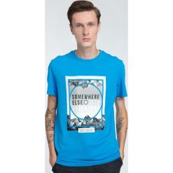 T-shirt męski TSM011 - jasny niebieski. Niebieskie koszulki męskie 4f, na lato, m, z nadrukiem, z bawełny, bez kołnierzyka, krótkie. W wyprzedaży za 44,99 zł.