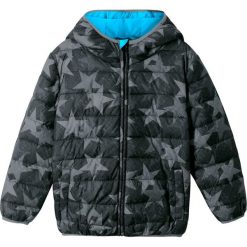 Kurtka ocieplana bonprix czarny wzorzysty. Czarne kurtki chłopięce bonprix, z nadrukiem. Za 49,99 zł.