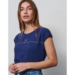 T-shirt z minimalistycznym nadrukiem - Granatowy. Niebieskie t-shirty damskie Reserved, s, z nadrukiem, bez kołnierzyka. W wyprzedaży za 19,99 zł.