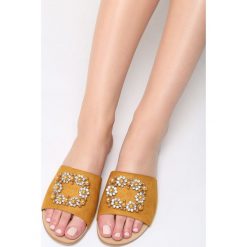 Żółte Klapki Glamour Check. Żółte klapki damskie Born2be, w paski. Za 49,99 zł.