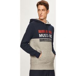 Mustang - Bluza. Niebieskie bluzy męskie Mustang, xl, z nadrukiem, z bawełny, z kapturem. W wyprzedaży za 179,90 zł.