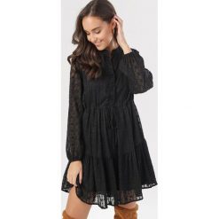 Czarna Sukienka Orseis. Czarne sukienki damskie Born2be, s, bez wzorów, bez kołnierzyka, bez rękawów, mini. Za 149,99 zł.