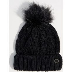 Czapka o warkoczowym splocie z pomponem - Czarny. Czarne czapki damskie Mohito, ze splotem. Za 39,99 zł.